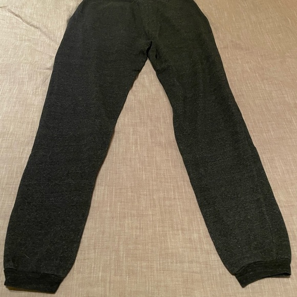 Sustainable cotton men’s tapered bottom sweatpants. - Picture 3 of 3